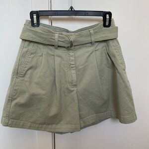 Aritzia Cargo Shorts (size 6)